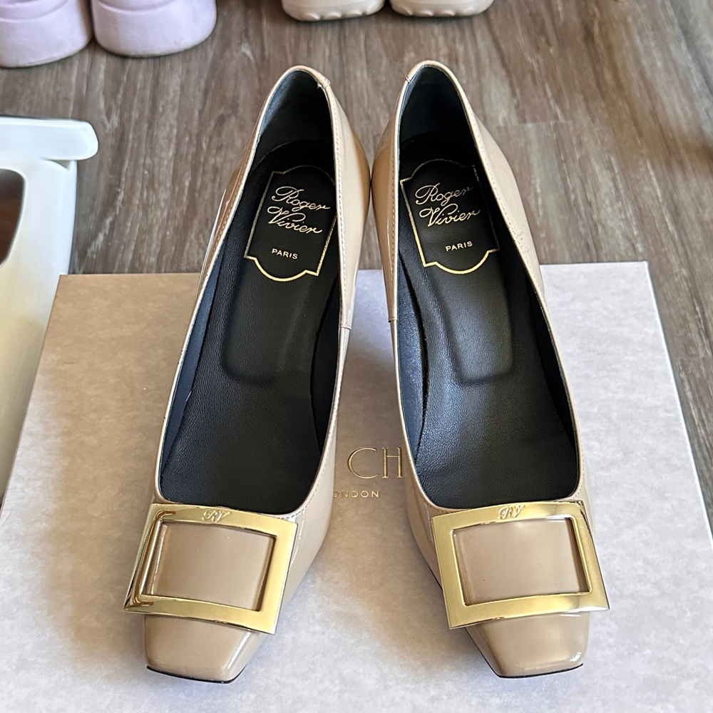 New Roger Vivier Trompette taupe Pump in Patent Leather (comes with box)